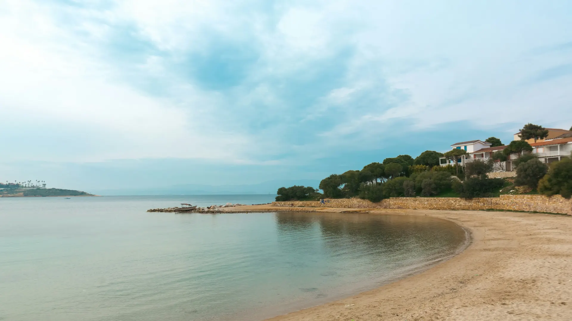 Häuser am Hang und Strand in Çeşme