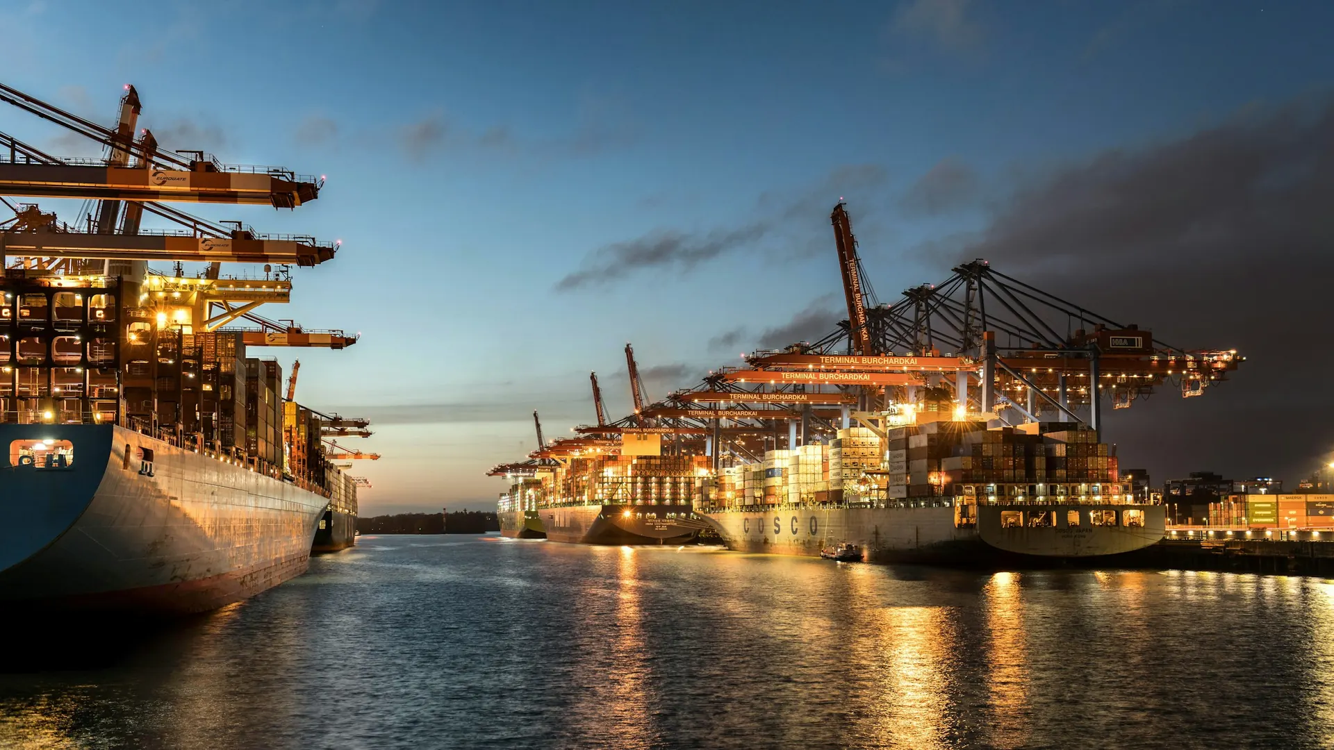Hamburg limanında büyük konteyner gemileri